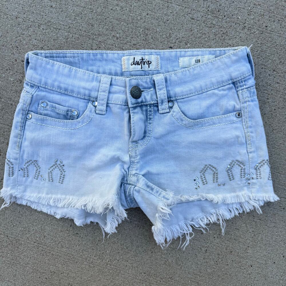 Daytrip Leo Light Wash Bling Cut Off Frayed Hem Blue Jean Shorts DBK310 Size 26